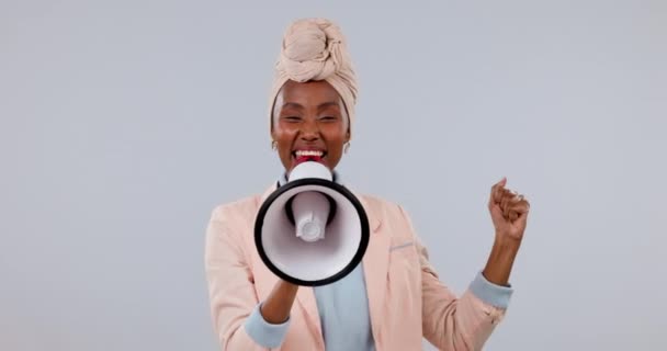 Mujer Africana Megáfono Protesta Voz Poder Emisión Anuncio Fondo Blanco — Vídeos de Stock