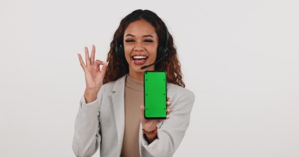 呼叫中心 女人和绿色屏幕电话与好的标志 以模拟白色背景进行审查 通过智能手机网站展示客户服务顾问的形象 与我们联系 支持跟踪标记 — 图库视频影像