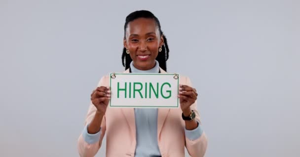 黑人妇女 招聘标志和人力资源与招聘和工作机会 脸和标志在工作室 企业家和肖像画 提供工作机会和白人背景的入职 — 图库视频影像