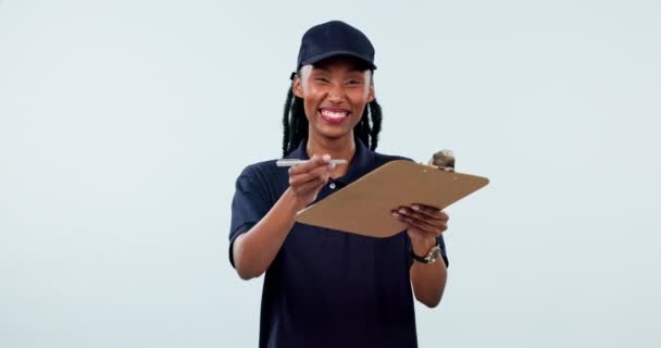快乐的黑人女性 交付和剪贴板的签名 核对表或表格的工作室背景 要求签署高质量服务文件的非洲女性人士或信使女士的画像 — 图库视频影像