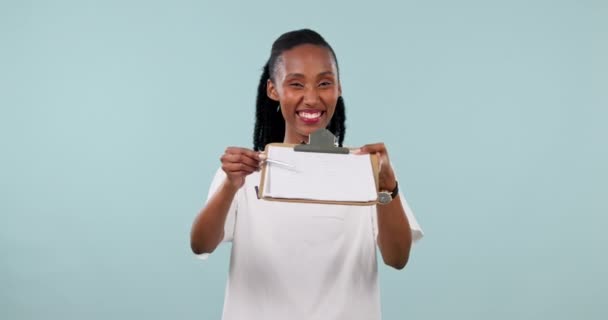 Zwarte Vrouw Klembord Vrijwilliger Aanmelden Gezicht Handtekening Met Liefdadigheid Donatie — Stockvideo