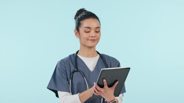 Frau Krankenschwester Und Tablet Mit Gesundheitsversorgung Studio Online System Mit — Stockvideo