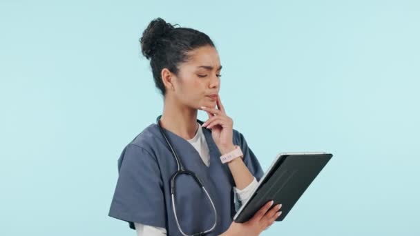 Krankenschwester Frau Denken Und Tablet Für Medizinische Lösung Datenanalyse Und — Stockvideo