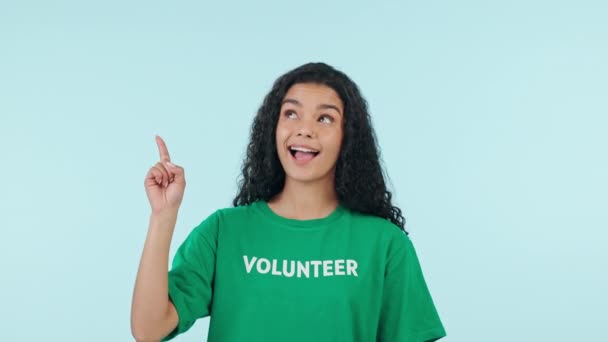 Vrouw Glimlach Gezicht Wijzen Omhoog Vrijwilligersreclame Ngo Liefdadigheid Info Tonen — Stockvideo