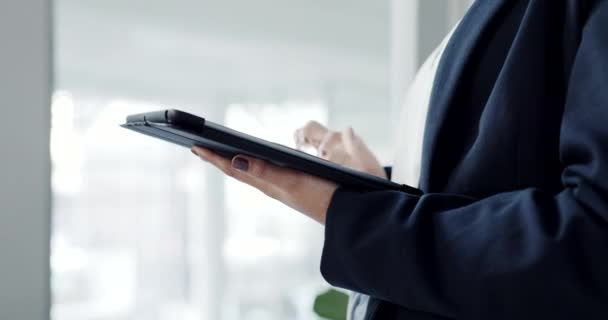 Tablet Kezek Közelkép Üzletasszony Csinál Kutatást Irodában Interneten Projekt Digitális — Stock videók