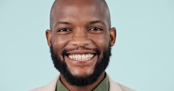 Πρόσωπο Επιχείρηση Και Μαύρος Άνδρας Χαμόγελο Καριέρα Και Υπάλληλος Μπλε — Αρχείο Βίντεο