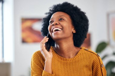 Telefondaki komik siyahi kadın, evdeki bağlantıyla konuşuyor ve sohbet ediyor. Afrikalı insan akıllı telefonda gülüyor, komedi ve haberleri dinliyor mim, iletişim ve heyecan tartışmalarında.