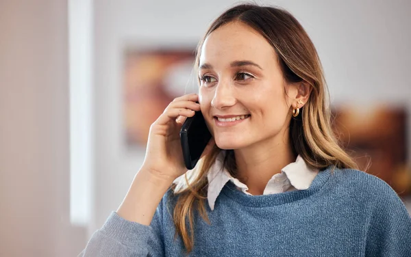 Szczęśliwa Kobieta Telefonie Rozmawia Rozmawia Kontaktem Domu Uśmiech Osoby Telefonie — Zdjęcie stockowe
