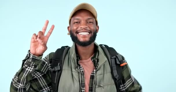 Feliz Signo Paz Hombre Negro Para Viajar Fondo Del Estudio — Vídeos de Stock
