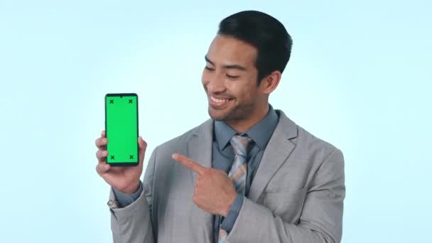Επιχειρηματίας Πράσινο Τηλέφωνο Οθόνη Emoji Πρόσωπο Στούντιο Και Μπλε Φόντο — Αρχείο Βίντεο