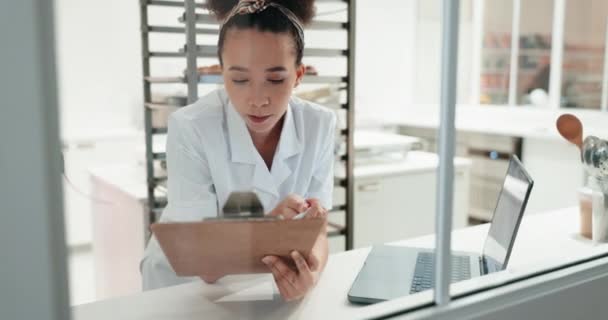 Clipboard Laptop Enfermeira Mulher Uma Clínica Fazendo Pesquisa Para Diagnóstico — Vídeo de Stock