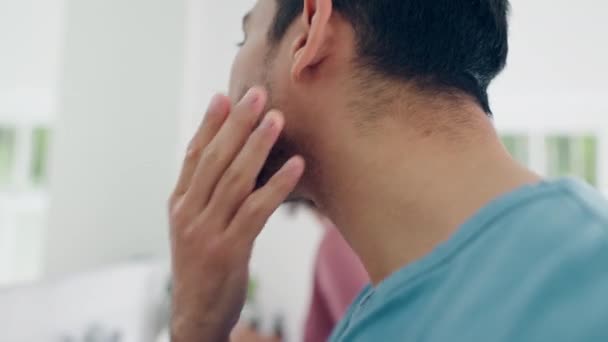 Hautpflege Asiatischer Mann Und Berührendes Gesicht Spiegel Mit Bartwuchs Für — Stockvideo