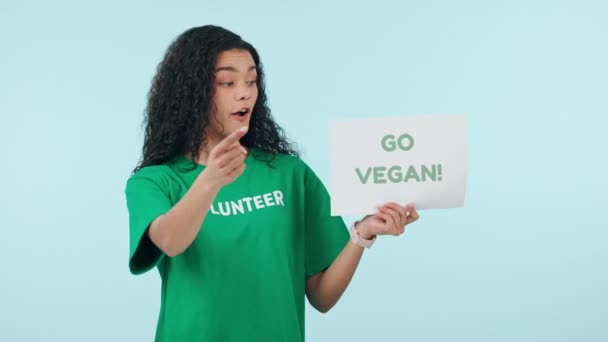 Affiche Vrouw Wijzen Naar Billboard Studio Voor Veganistisch Dieet Milieuvriendelijke — Stockvideo