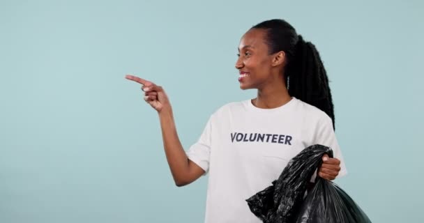 プラスチックバッグ 黒人女性ポイントまたはボランティア ゴミのクリーニングニュース 気候変動 慈善活動のリサイクルのためにOkウィンク スタジオモックアップスペース Ok絵文字アイコン またはブルーの背景にある非営利の肖像画の人 — ストック動画