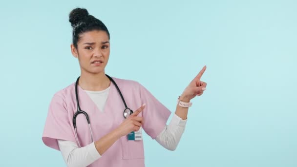 Cara Mão Apontando Mulher Enfermeira Estúdio Sem Advertência Escolha Cuidados — Vídeo de Stock
