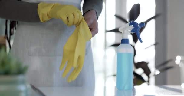 在家政 卫生或清洁中使用喷雾瓶或洗涤剂的人 手和手套 清洁者或家庭佣工的衣物 为消毒 除菌或除菌作好准备 — 图库视频影像
