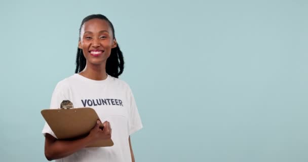 志愿工作 指点展示 报名或加入我们在演播室的广告 具有清单 非政府组织支持和蓝色背景的年轻非洲人的脸 — 图库视频影像