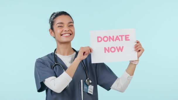 Doneren Glimlachen Vrouw Gezicht Met Tekenen Verpleegkundige Poster Voor Bloed — Stockvideo