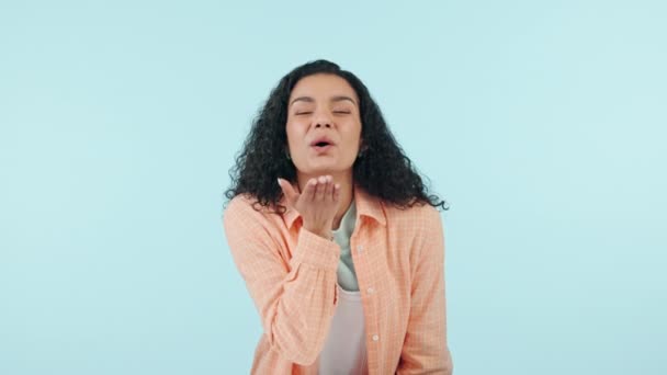 Šťastný Žena Foukání Polibek Tvář Gen Smích Moderní Módy Studiu — Stock video