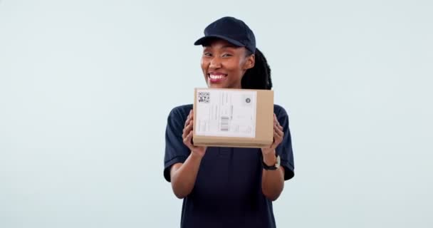 Dostawa Pudełko Twarz Czarną Kobietą Usługi Studio Dystrybucja Portret Niebieskim — Wideo stockowe