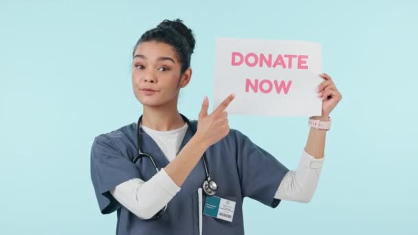 通过海报献血 广告和女性面部护理 在工作室捐赠医疗器官 带有蓝色背景的诊所和医院的帮助 慈善工作和肖像 — 图库视频影像