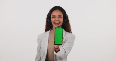 Telefon, çağrı merkezi ve yeşil ekranlı kadın. Beyaz arka planda gözden geçirme için onay belgesi. Akıllı telefon sitesindeki müşteri hizmetleri danışmanının portresi, bizimle iletişime geçin veya izleme işaretleyicilerini destekleyin.