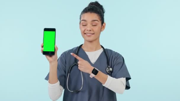 快乐的女人 护士和电话 指的是绿色屏幕上的广告模仿工作室的背景 展示手机应用程序或显示的女性个人或医生的肖像 — 图库视频影像