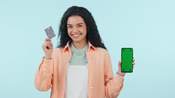 绿色屏幕 电话和快乐的女人面对着信用卡在工作室电子商务 贷款或支付蓝色背景 用于注册或投资的智能手机应用程序的储蓄 增长和客户形象 — 图库视频影像