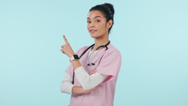 Médico Saúde Mulher Estúdio Apontando Para Cuidados Médicos Serviço Escolha — Vídeo de Stock