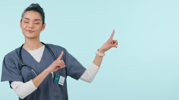 医疗保健人员和工作室里的妇女都在为医疗护理 服务和决策指点 新闻和促销用蓝色背景的广告 医药和人物肖像 — 图库视频影像