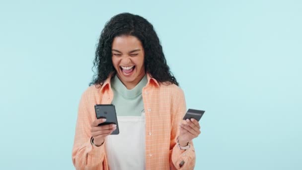 电子商务 信用卡和女人面对手机在工作室为预算 储蓄或现金蓝色背景 网上购物 付款和快乐的女性客户与登记 调查或投资 — 图库视频影像