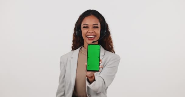 コールセンター 緑色のスクリーンを持つ女性とモックアップホワイトバックグラウンドのレビューのためのOkサイン スマートフォンのウェブサイトでカスタマーサービスコンサルタントの肖像画 お問い合わせまたはサポート追跡マーカー — ストック動画