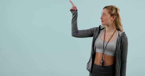 Viso Puntamento Donna Con Fitness Sorriso Opzioni Uno Sfondo Blu — Video Stock