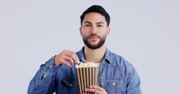 Popcorn Man Face Watching Movie Snack Theater Food Streaming Studio — Stock Video