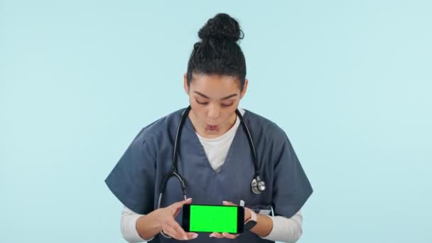 快乐的女人 医生和电话与绿色屏幕或模仿广告在工作室的背景 震惊的人 医疗或医疗保健护士展示手机应用程序或显示的肖像 — 图库视频影像