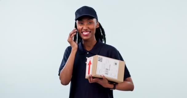 Teslimatçı Kadın Iletişim Için Kutu Telefon Mavi Arka Planda Paket — Stok video