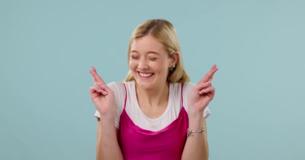 Rostro Sonrisa Mujer Con Los Dedos Cruzados Estudio Para Tener — Vídeos de Stock
