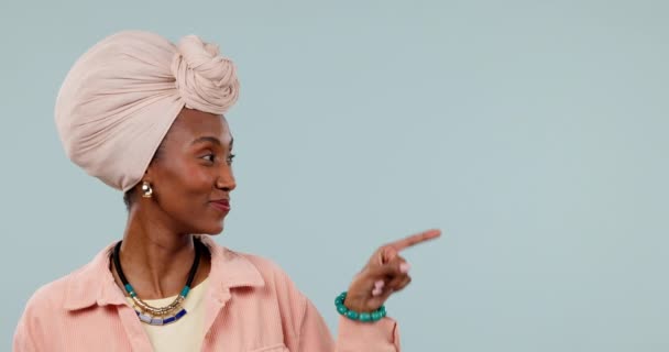 Model Siyahi Kadın Eller Stüdyoda Pazarlama Reklamcılık Için Ürün Yerleştirilmesine — Stok video
