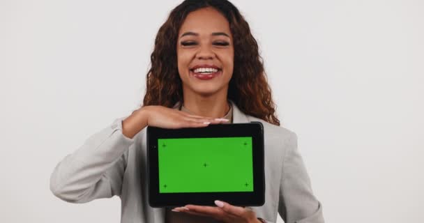 Écran Vert Sourire Visage Femme Avec Tablette Studio Avec Médias — Video