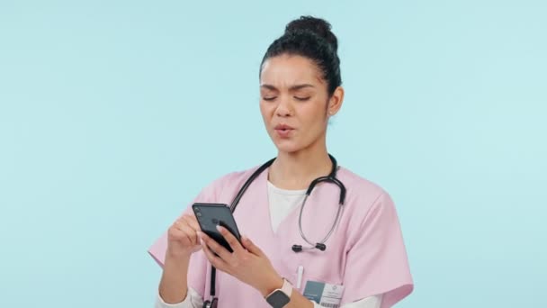 Mujer Feliz Enfermera Teléfono Estudio Los Medios Sociales Desplazan Ríen — Vídeos de Stock