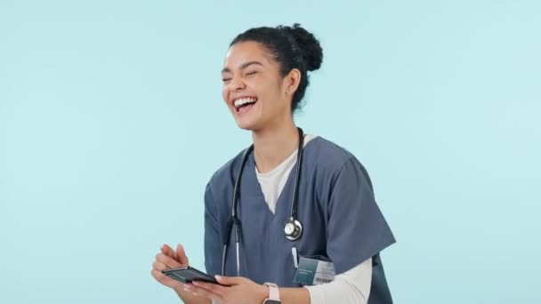 女人笑和电话保健沟通 社交媒体迷因或有趣的聊天工作室 学生或年轻的护士在手机上进行远程保健 在蓝色背景下快乐 — 图库视频影像