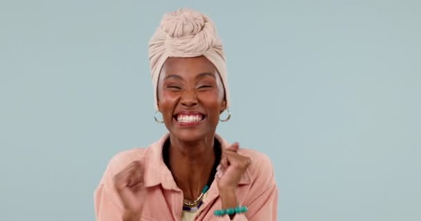 Ευτυχισμένη Μαύρη Γυναίκα Και Νικήτρια Πρόσωπο Και Ενθουσιασμό Για Ανταμοιβή — Αρχείο Βίντεο