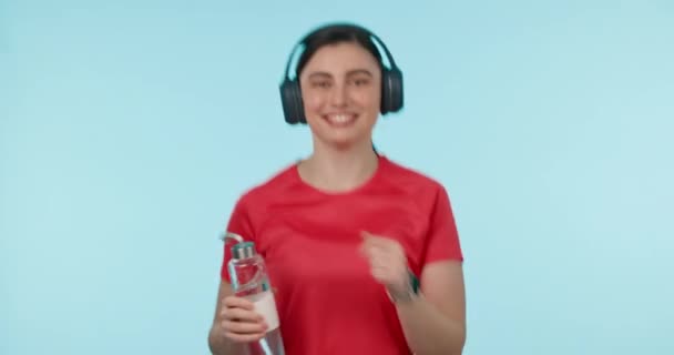 Обличчя Фітнес Жінка Бігає Музикою Пітнінням Водою Гідратації Синьому Фоні — стокове відео
