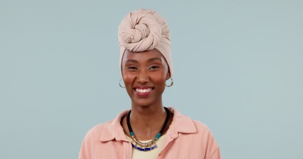 Cara Sonrisa Divertida Con Una Mujer Negra Confiada Estudio Sobre — Vídeos de Stock