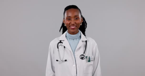 Mujer Rostro Médico Sonríen Estudio Para Servicios Salud Cardiología Experta — Vídeos de Stock