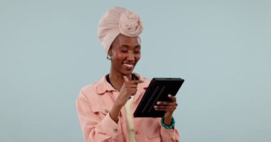 Tablet, gülümse ve siyah bir kadınla stüdyoda araştırma ya da bilgi için gri bir arkaplanda kaydır. Mutlu bir insanla portre, teknoloji ve sosyal medya araştırmak için interneti kullanıyor..