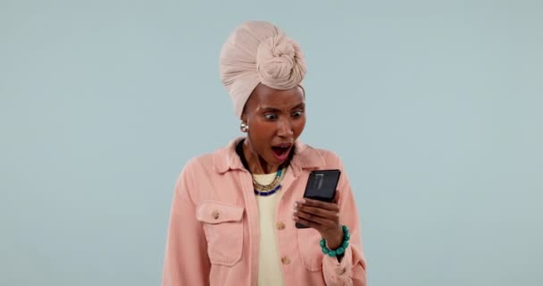 新闻和黑人妇女在工作室手机社交媒体 流言蜚语或戏剧灰色背景 Omg Smartphone African Female Model Omg Emoji Secret — 图库视频影像