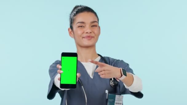 Glückliche Frau Ärztin Und Zeigt Auf Ein Telefon Mit Grünem — Stockvideo