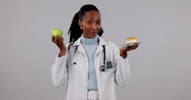 Cara Mujer Negra Médico Con Manzana Merienda Opciones Con Nutrición — Vídeos de Stock