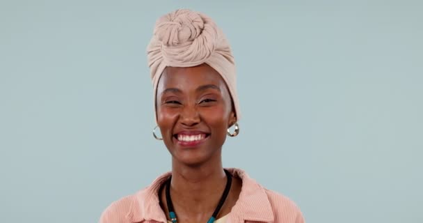 微笑和黑人女人笑在工作室与喜剧 反应或心情很好的灰色背景 具有积极心态 幽默或诙谐反应的快乐 形象和非洲女模特 — 图库视频影像